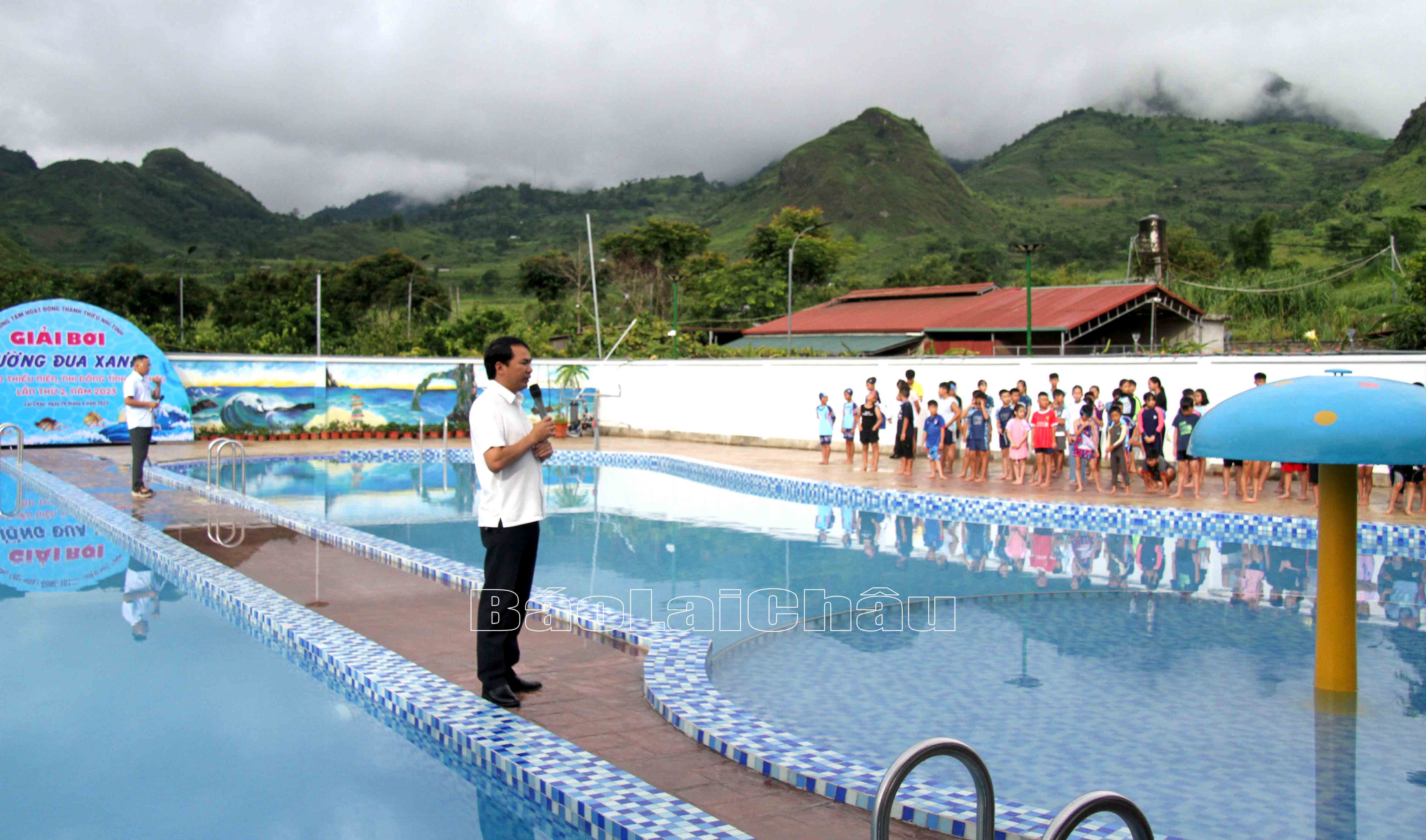 Quang cảnh khai mạc giải bơi.